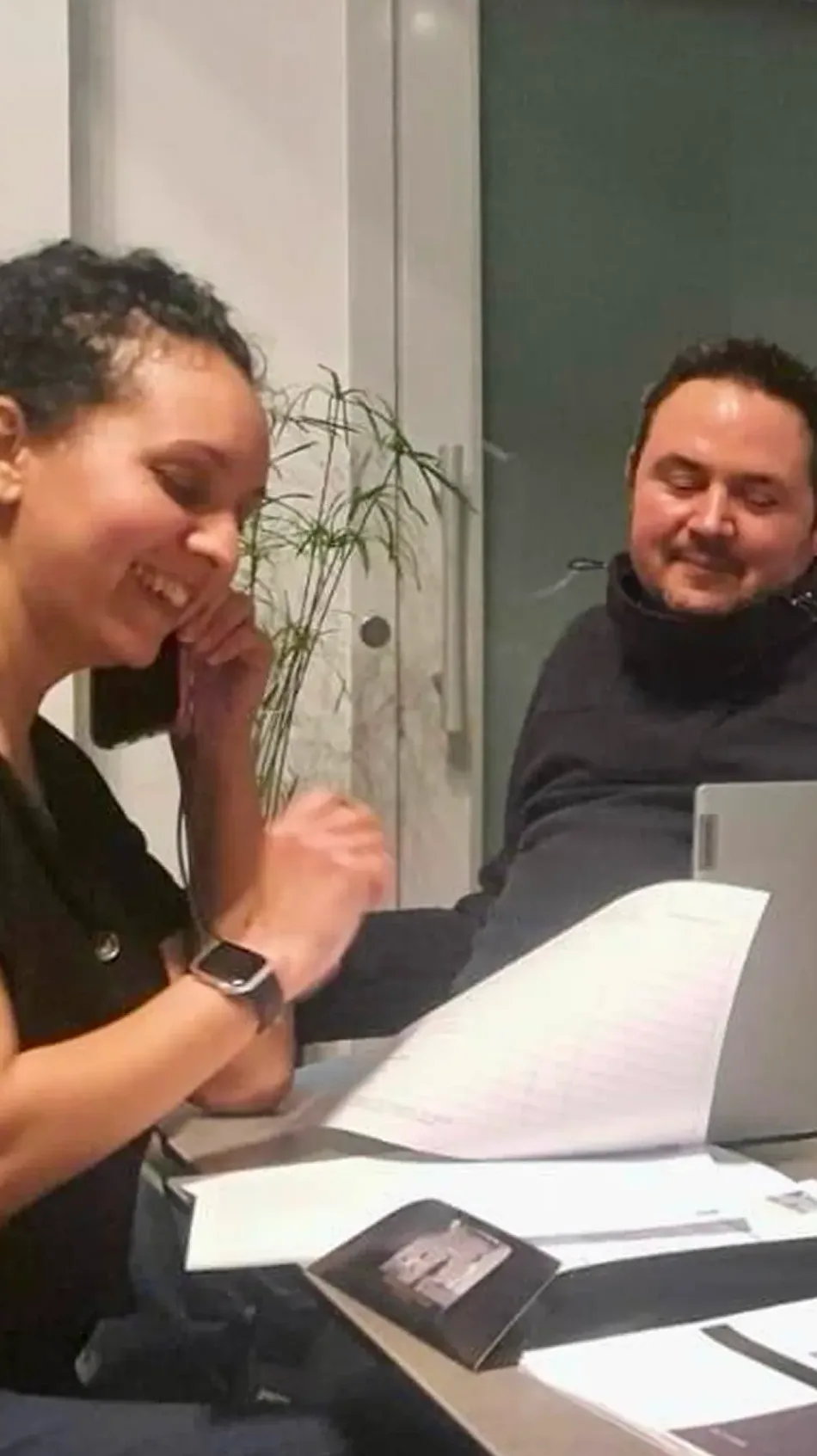 Naoil et Julien travaillent sur des documents à un bureau