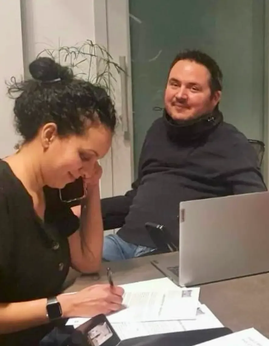 Naoil et Julien au bureau, au téléphone avec une famille