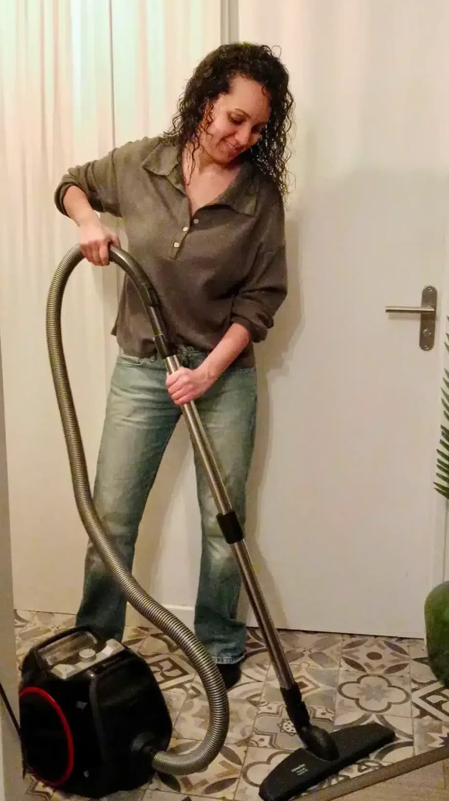 Naoil passe l'aspirateur dans une entrée